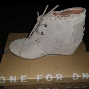 Tom's suede wedges